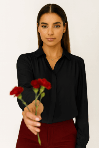 Bluse “Noir Elegance” – Fließend & Ausdrucksstark in Schwarz
